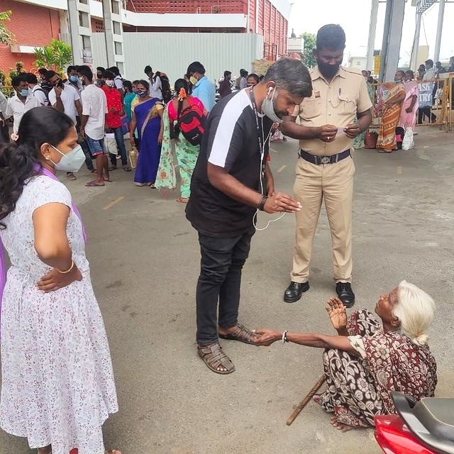 KUT outreach team identifying an abandoned senior citizen on a Tamil Nadu street